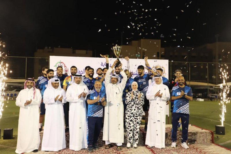 رئيس الجمارك يتوج فريق المتحدة للتأمين بطلاً لبطولة الجسر الرمضانية الأولى لكرة القدم