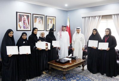 محافظ العاصمة يكرم طالبات جدحفص الثانوية بمناسبة تحقيقهن المركز الثاني في مسابقة "مشروعي"