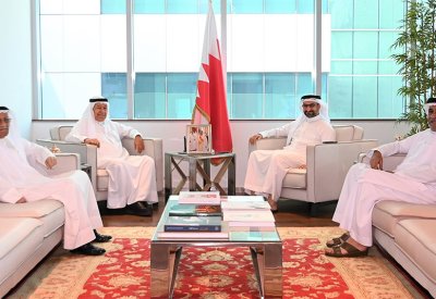 وزير الصناعة والتجارة يستقبل رئيس مجلس إدارة صحيفة البلاد والإدارة التنفيذية للصحيفة