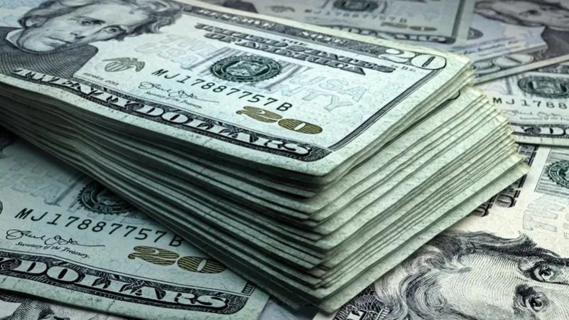 الدولار يتراجع مع تباطؤ التضخم في الولايات المتحدة