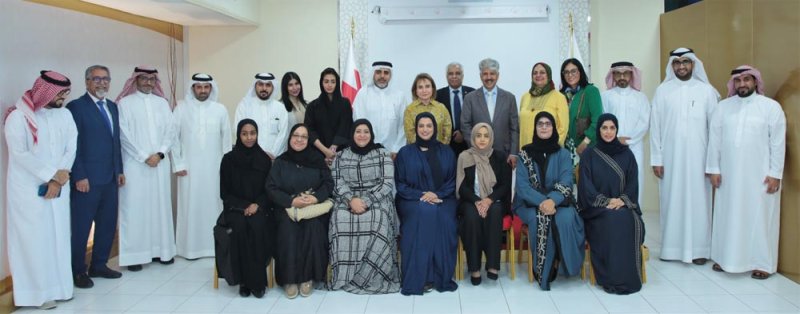 السيد يقدم محاضرة (الإدارة الحديثة) لمشاركي معهد التنمية السياسية