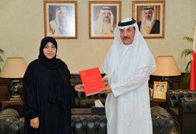 حميدان يتسلم نسخة من رسالة ماجستير حول دور المشروع الوطني للتوظيف في تعيين المواطنين خلال "كورونا"