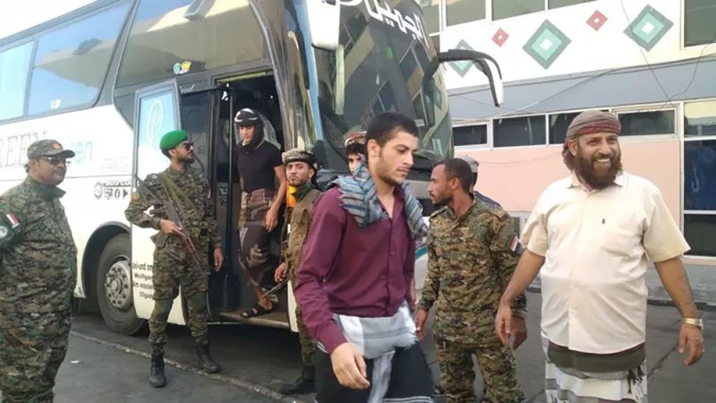 صفقة الأسرى تنطلق.. أول طائرة تقلع من عدن وأخرى من صنعاء