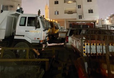 بالصور: أكثر من 30 شاحنة تستوطن "فرجان" الرفاع