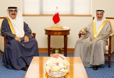 الشيخ خالد بن عبدالله ينوه بتفاني أبناء البحرين في خدمة الوطن وتطوير العمل الحكومي