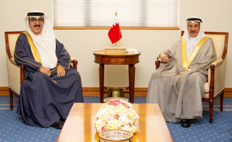 الشيخ خالد بن عبدالله ينوه بتفاني أبناء البحرين في خدمة الوطن وتطوير العمل الحكومي
