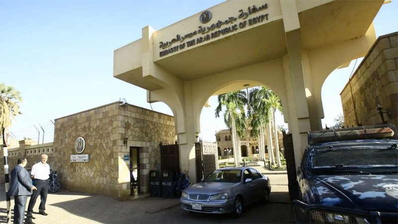 مصر تدعو طرفي الصراع في السودان للحفاظ على سلامة المصريين