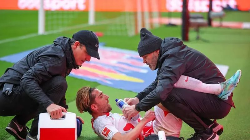 لاعب لايبزيغ يتعرض لنوبة ذعر بسبب "هدفه الأول"