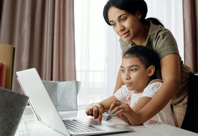 أول تعامل لطفلك مع وسائل التواصل الاجتماعي.. كيف يكون آمنا؟