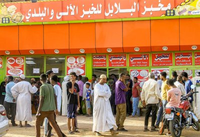 نقص الغذاء والماء والأدوية.. سكان الخرطوم في قلب المأساة