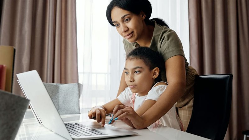أول تعامل لطفلك مع وسائل التواصل الاجتماعي.. كيف يكون آمنا؟