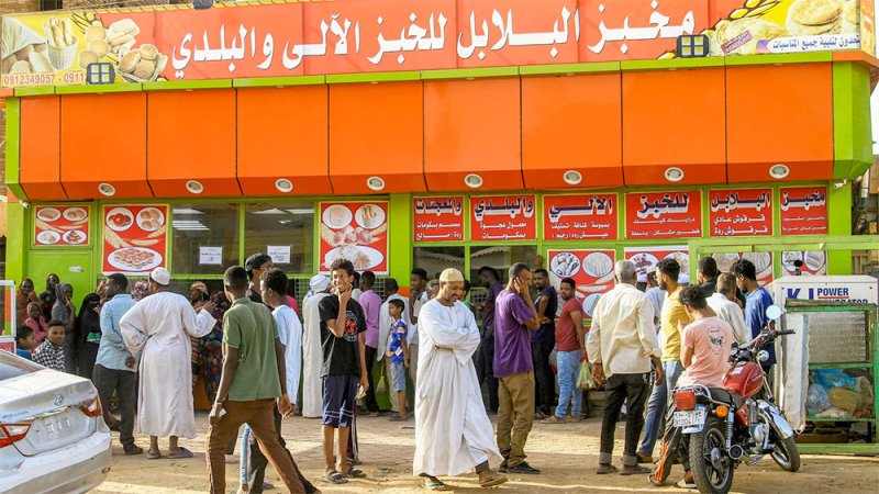 نقص الغذاء والماء والأدوية.. سكان الخرطوم في قلب المأساة