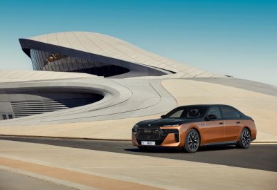 سيارة BMW i7 M70 xDrive الجديدة