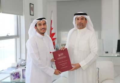 وزير النفط والبيئة يتسلم رسالة ماجستير بعنوان "استخدام الطاقة الشمسية في تقنية التبريد بالغمر: دراسة حالة لمراكز البيانات البحرينية"