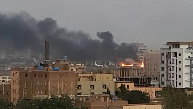 رغم الهدنة.. اشتباكات وتبادل لإطلاق النار في محيط القصر الجمهوري بالخرطوم