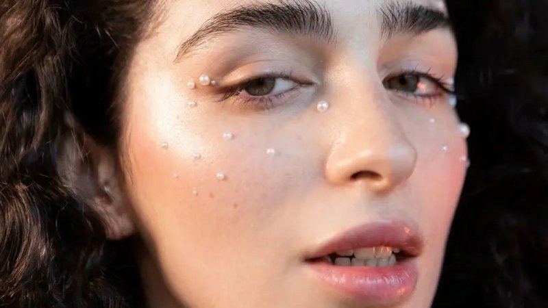 هكذا يُساهم عرق اللؤلؤ بتجديد شباب البشرة