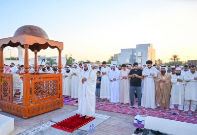 بالصور: جموع المصلين يؤدون صلاة العيد بمصليات العيد والجوامع والمساجد