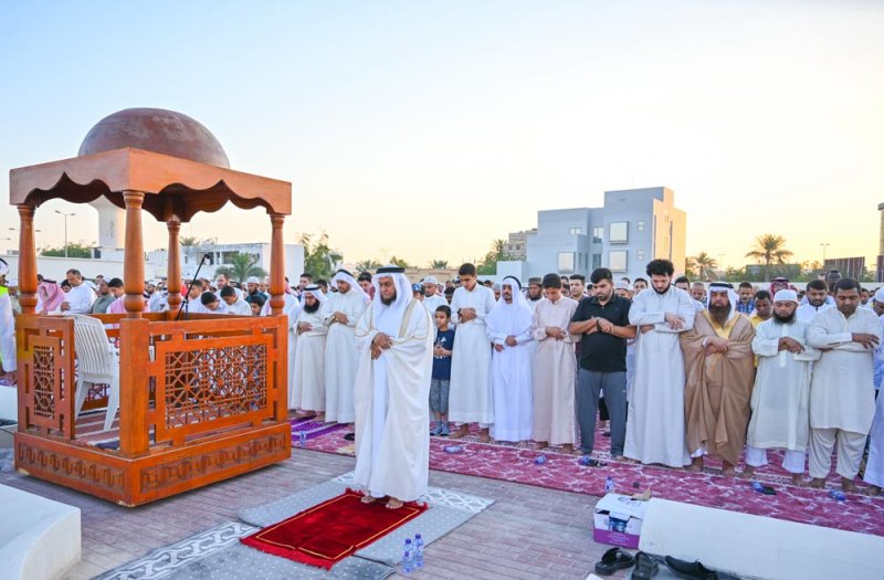 بالصور: جموع المصلين يؤدون صلاة العيد بمصليات العيد والجوامع والمساجد