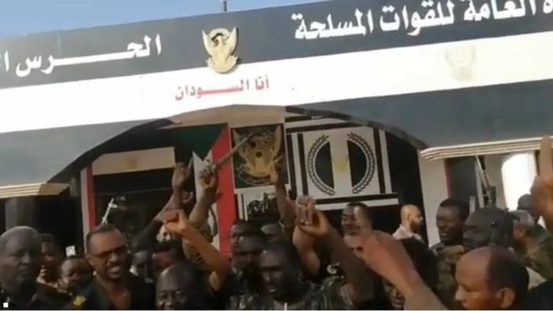 الجيش السوداني يقول إنه سيطر على محيط القيادة العامة