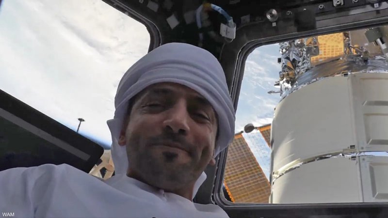 بـ"كشخة العيد".. سلطان النيادي يرسل سلامه من محطة الفضاء