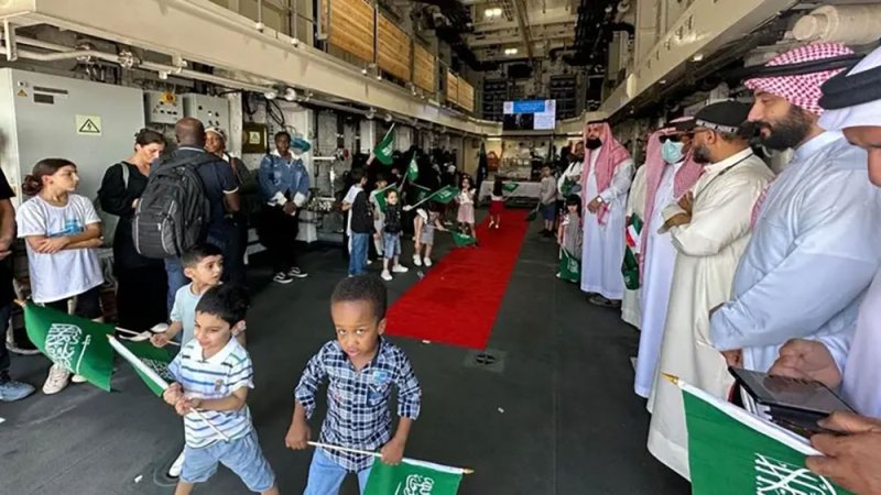 وصول 158 مواطنا من السعودية ودول أخرى من السودان لجدة