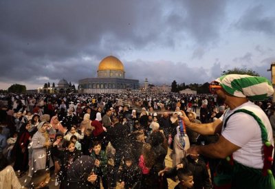 المسلمون يحتفلون بعيد الفطر من فلسطين إلى العراق