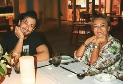 مبتسماً ويجلس بجانبها.. والدة سعد لمجرد تنشر صورة جديدة له