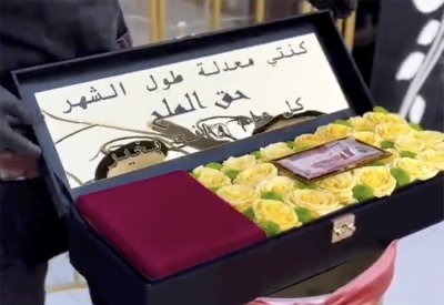 بالفيديو: حق الملح.. شاب يهدي زوجته 30 ليرة ذهب