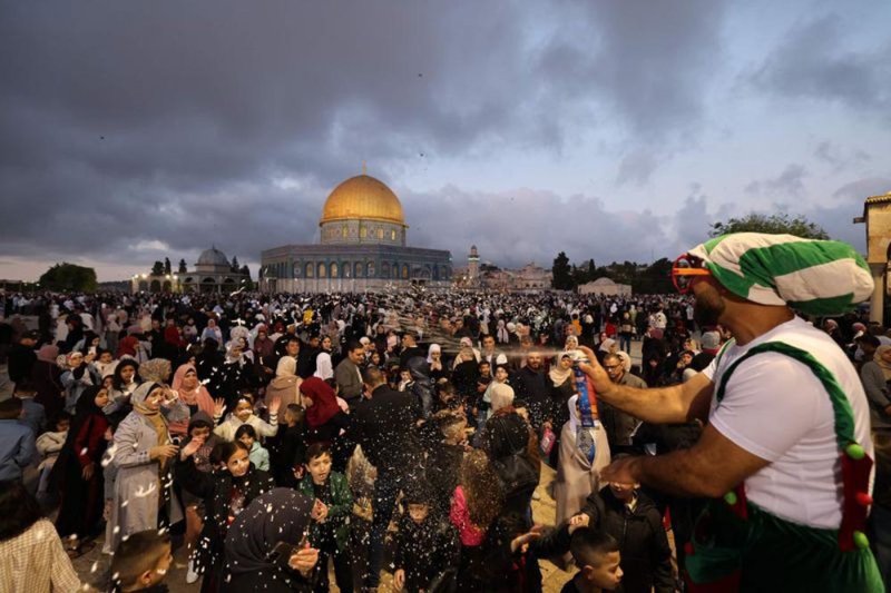 المسلمون يحتفلون بعيد الفطر من فلسطين إلى العراق