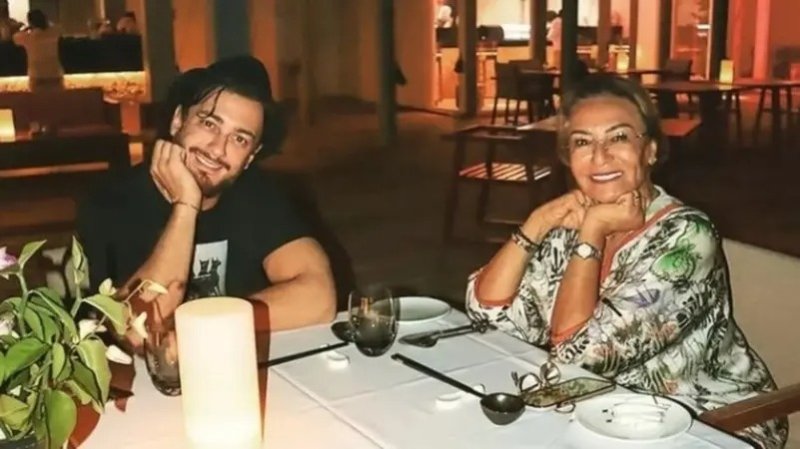 مبتسماً ويجلس بجانبها.. والدة سعد لمجرد تنشر صورة جديدة له