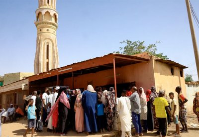 تآزر بين السودانيين لتوفير الدواء والماء وسط نيران الحرب