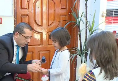 بحبر الانتخابات.. أردني يقدم العيديات لأبنائه تحقيقا للنزاهة