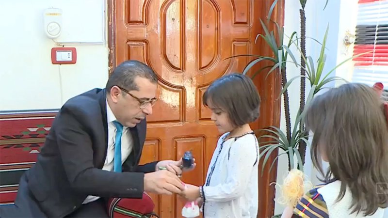 بحبر الانتخابات.. أردني يقدم العيديات لأبنائه تحقيقا للنزاهة