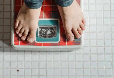 بين الرجال والنساء.. من رحلته أسهل في إنقاص الوزن؟