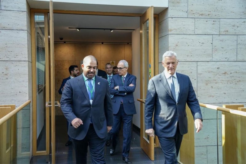 معالي وزير المالية والاقتصاد الوطني يجتمع مع الرئيس التنفيذي لمجموعة ستاندرد تشارترد بنك