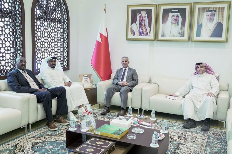 النائب الأول لرئيس مجلس النواب يلتقي بأعضاء أكاديمية فتنس البحرين