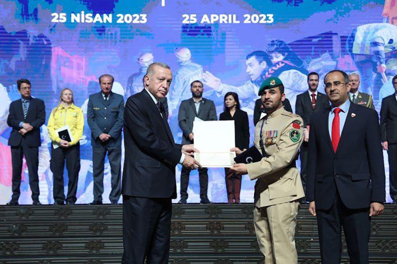 أردوغان يمنح فريق البحث والإنقاذ التابع للحرس الملكي "وسام الدولة للتضحية"