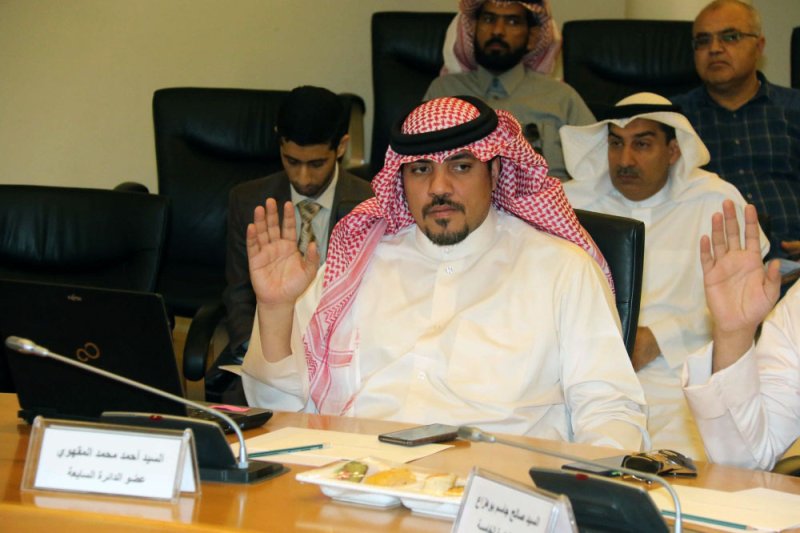 المقهوي:  اغلاق شارع حيوي بـ "المحرق" يتسبب بإختناقات مرورية
