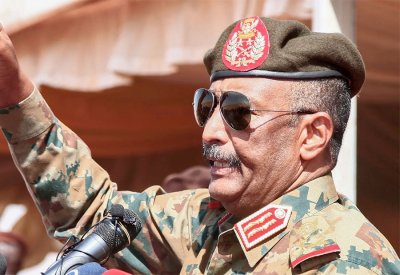بعد مهلة الـ72 ساعة.. البرهان يتلقى اتصالات لحل أزمة السودان