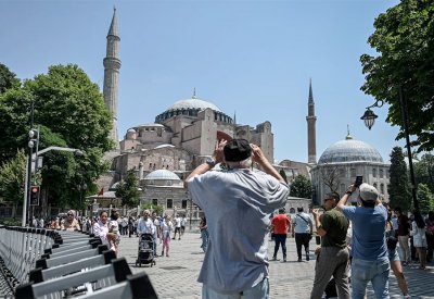 عائدات السياحة في تركيا تقفز 32 بالمئة بالربع الأول من 2023