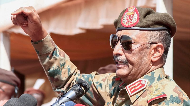 بعد مهلة الـ72 ساعة.. البرهان يتلقى اتصالات لحل أزمة السودان