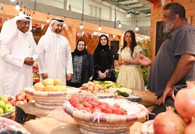 وزير الصناعة والتجارة يقوم بزيارة تفقدية إلى سوق المزارعين الدائم بهورة عالي