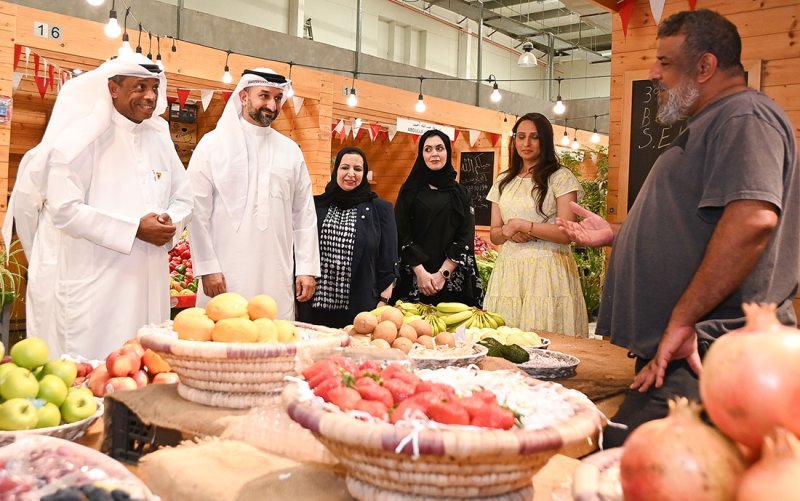 وزير الصناعة والتجارة يقوم بزيارة تفقدية إلى سوق المزارعين الدائم بهورة عالي