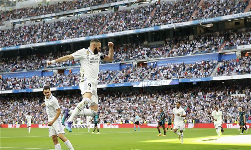 هاتريك بنزيما يقود ريال مدريد لسحق ألميريا