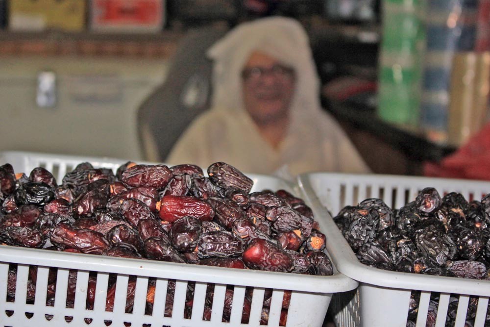 لا تصورني لكن خذ تمر حق الفطور