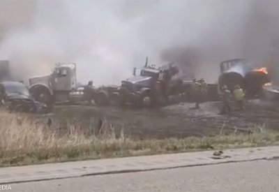 قتلى في حادث مروري بأميركا ناجم عن تصادم عشرات الشاحنات