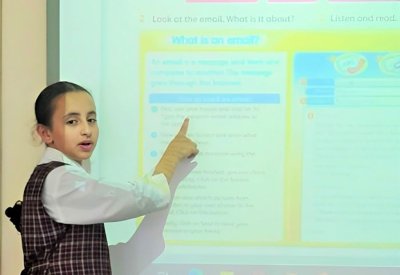 الطالبة عائشة حسين تشرح اللغة الإنجليزية بتميز في ابتدائية طليطلة