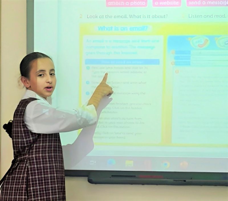 الطالبة عائشة حسين تشرح اللغة الإنجليزية بتميز في ابتدائية طليطلة