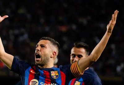 برشلونة يهزم أوساسونا بصعوبة ويواصل الابتعاد بالصدارة