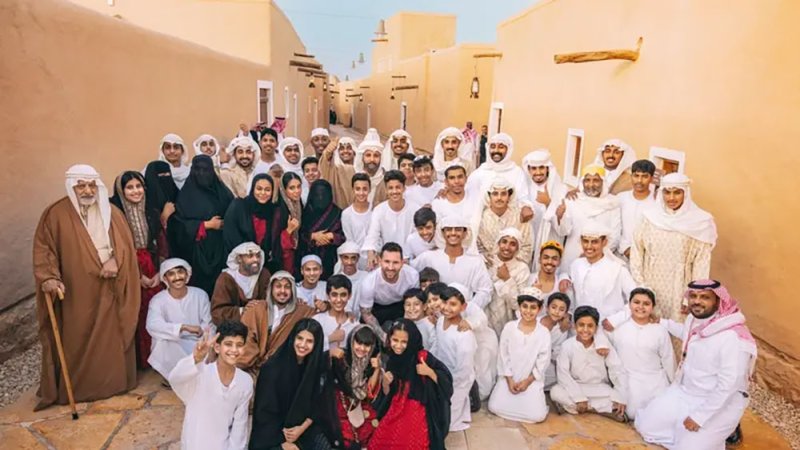 ميسي يتجول وسط حي الطريف التاريخي بالدرعية